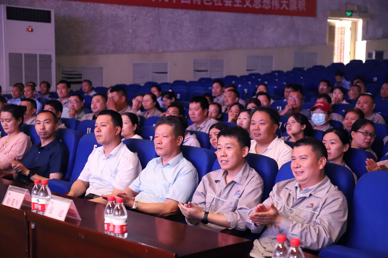 領導_調(diào)整大小